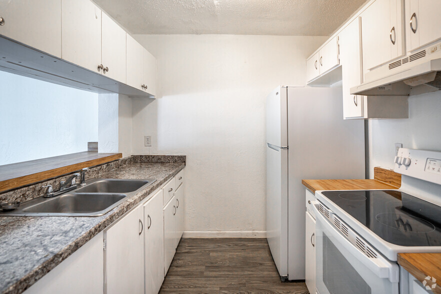 1BD, 1BA - 750SF - Kitchen - The Oasis