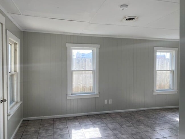 Building Photo - Updated 2BR Plain Local Ranch for Rent