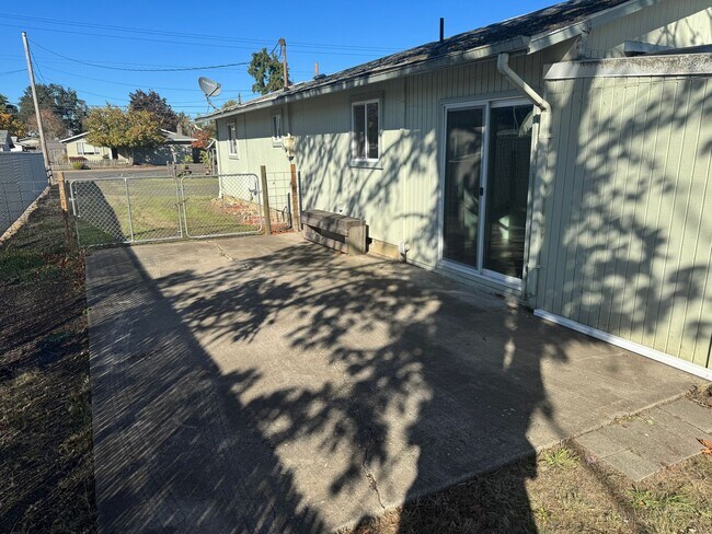 Building Photo - Super cute 2 bedroom, 1 bath house!