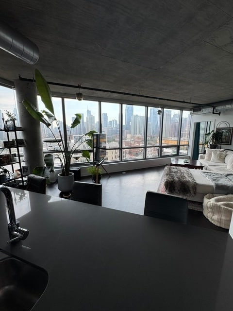 Building Photo - 504 N Green St