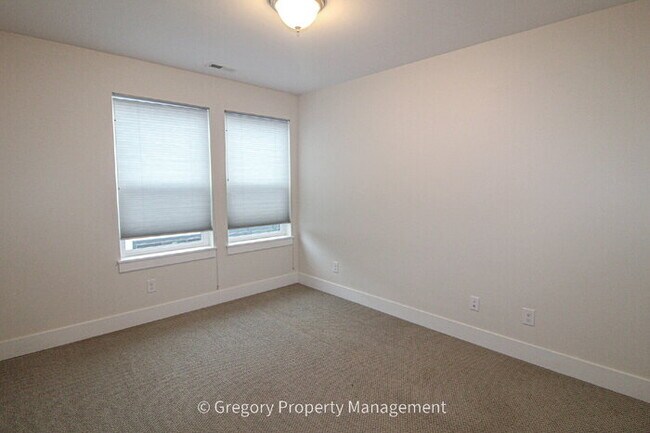 Building Photo - Newer Luxury 4 Bed 3 Bath 2 Car Garage Townhouse in Desirable Downtown Bothell Location. Walk to ...