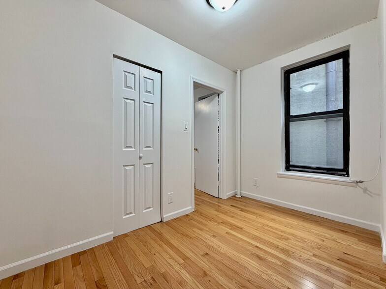 Building Photo - 401 E 68th St