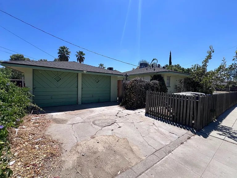 Building Photo - 2905 E Lamona Ave