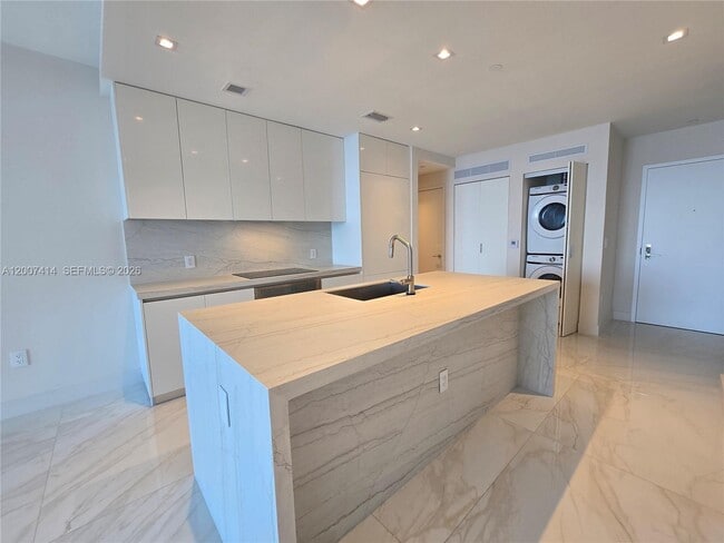 Building Photo - 700 NE 24th St