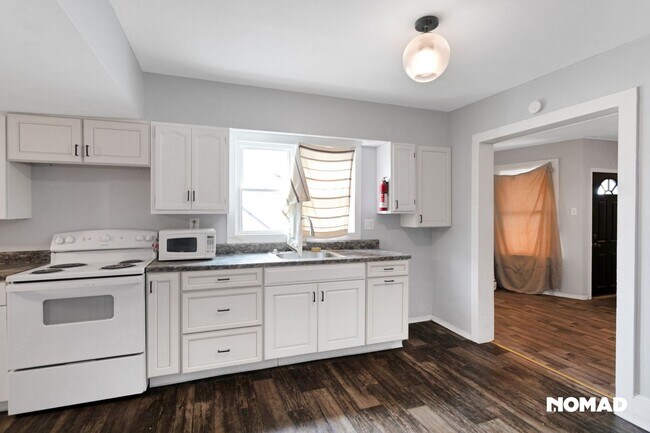 Building Photo - Charming 2BR Duplex in Salem