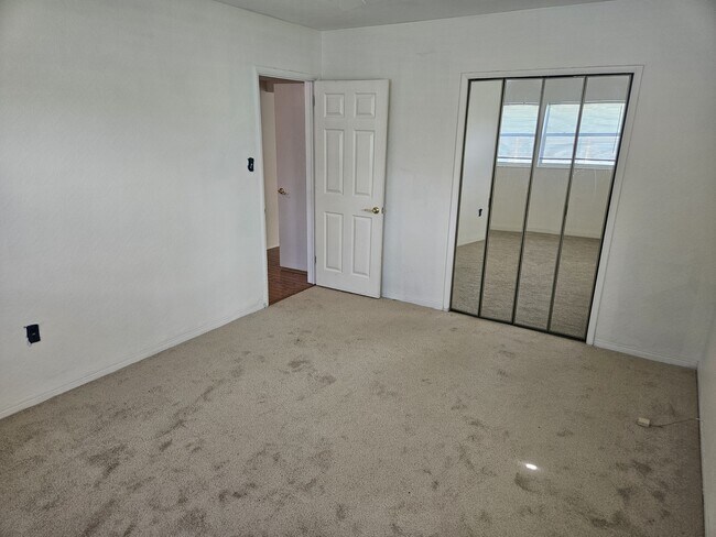 Building Photo - 1560 Robinson Dr N