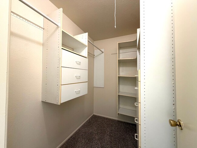 Building Photo - Glendale 3 Bed / 2 Bath Townhome | Two-Story Layout