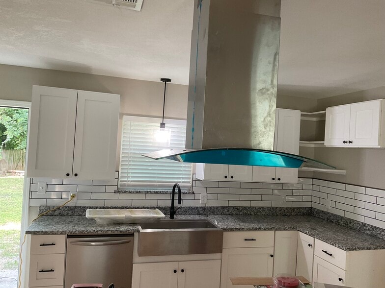 Kitchen with island - 1709 Nelva St