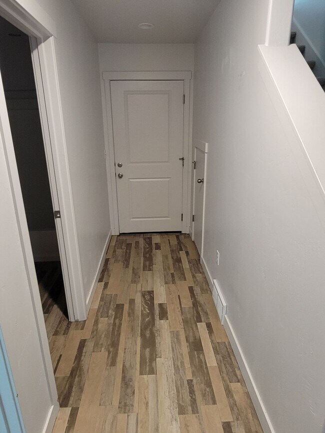 Building Photo - 4 Bedroom Town Home for Rent