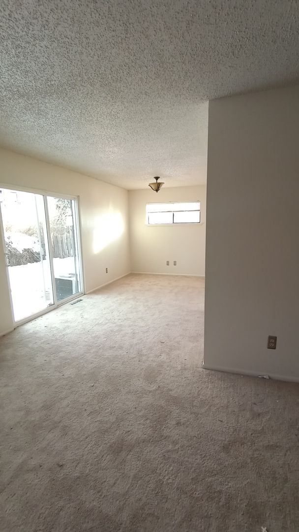 Building Photo - Pleasant Gunbarrel home 3/2.5/2 car