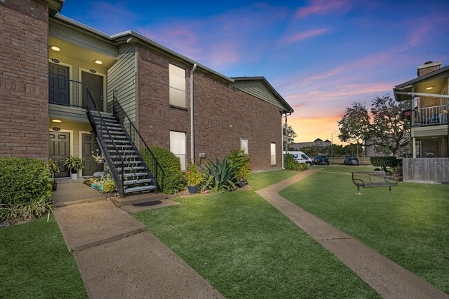 Primary Photo - 18800 Egret Bay Blvd