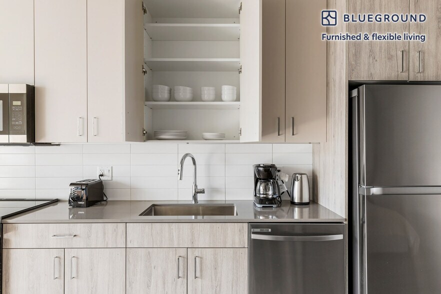 Building Photo - 460 W Chicago Ave