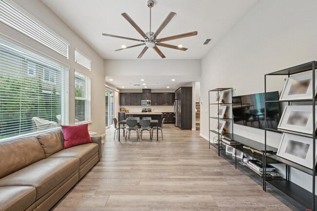 Building Photo - 816 Wellington Pl