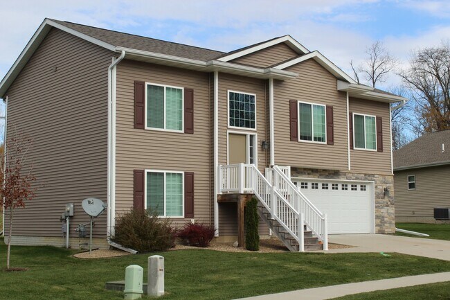 Primary Photo - 4 Bedroom, 3 bath close to University.