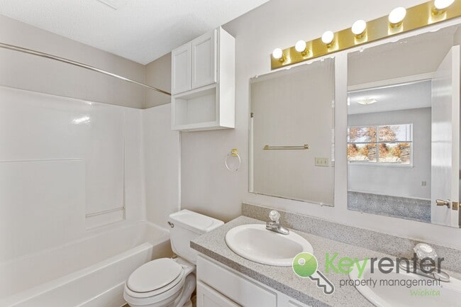 Building Photo - Stunning 3 Bed 2.5 Bath close to highways and shopping!