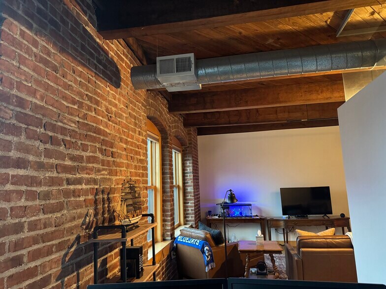 Building Photo - 105 S 9th St