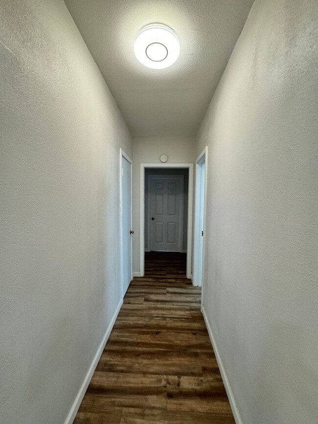 Building Photo - MOVE IN SPECIAL 4 Bedroom 2 bath