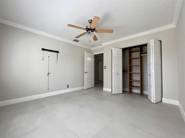 Building Photo - 720 Birdie Ct
