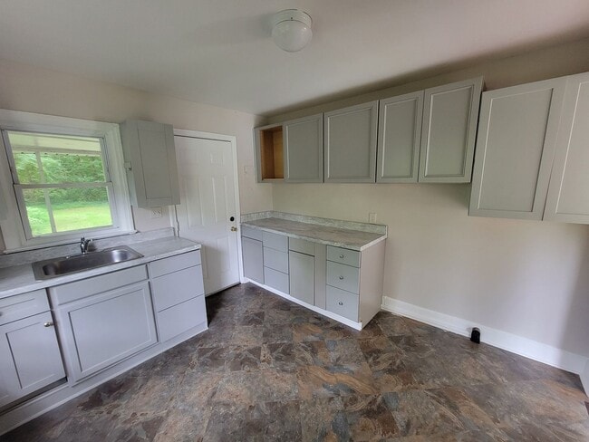 Building Photo - 2 Bedroom 1 Bathroom House!