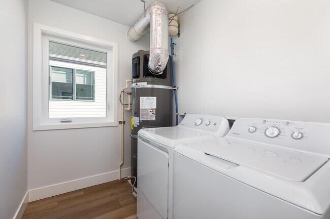 Building Photo - Ballard Living: Contemporary 5BR, 3.5BA Top-Level Unit!!