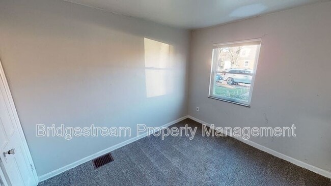 Building Photo - 350 Wallace Dr