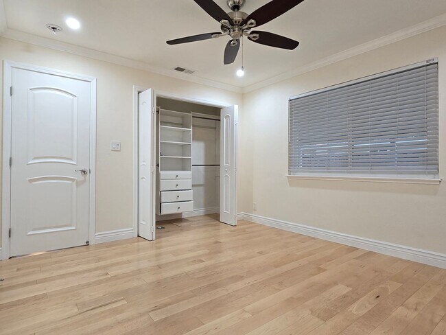 Building Photo - Beautifully Remastered Duet Home, Completely Renovated, A/C, Breakfast Bar, SS Appliances, W/D, W...