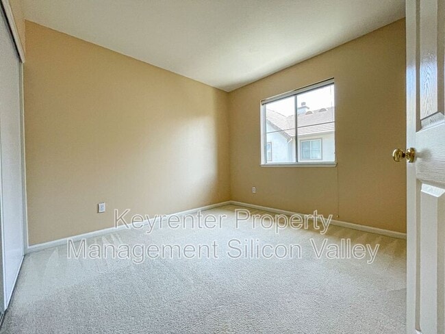 Building Photo - 362 Flower Ln