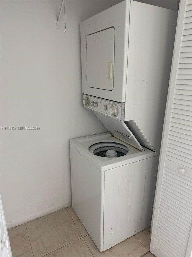 Building Photo - 7207 Bay Dr