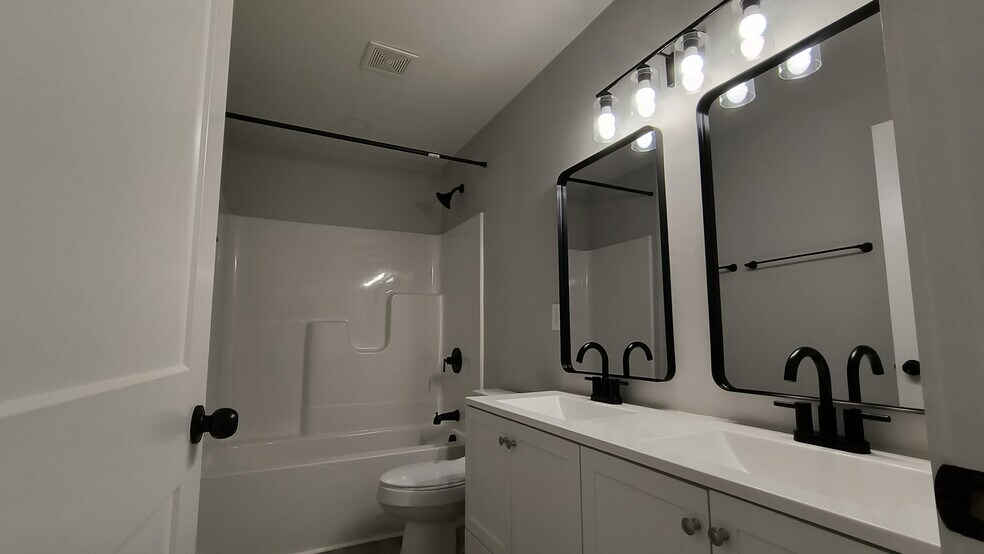 Building Photo - 2139 Linden Ave