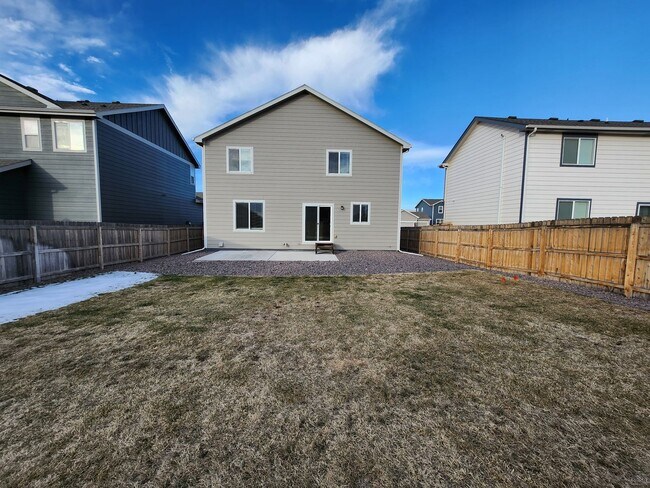 Building Photo - Newer build, 3 bedroom, 2 1/2 bath in The Sands