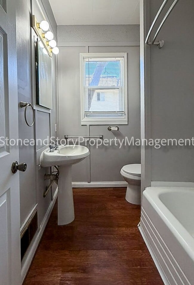 Building Photo - 3 bedroom 2 bath near Washburn University