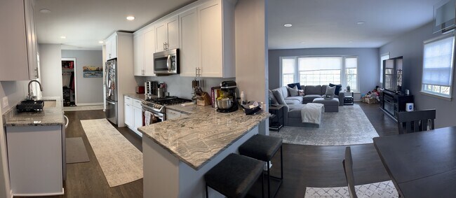 Building Photo - 8445 N Greenvale Rd