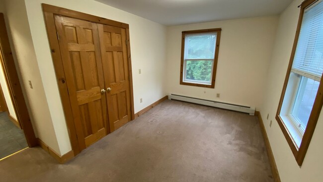 Building Photo - Very Large 4 Bedroom/1 Bath Apartment - He...