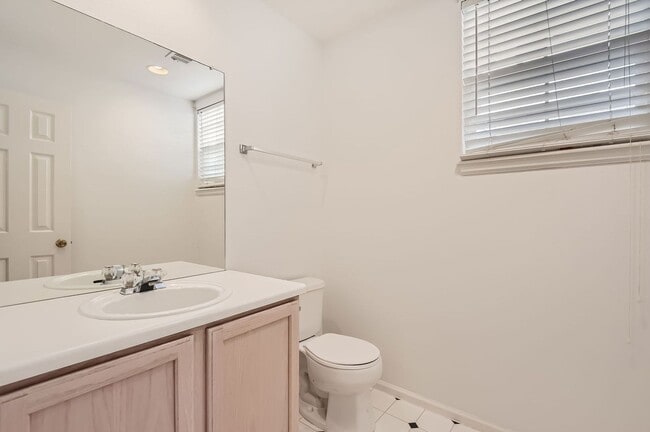 Building Photo - Evolve Real Estate: Spacious 2 Bedroom + L...