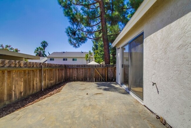 Building Photo - 2049 Haller St