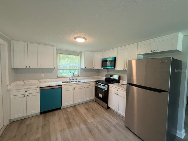 Building Photo - 5904 Kingsview Ln
