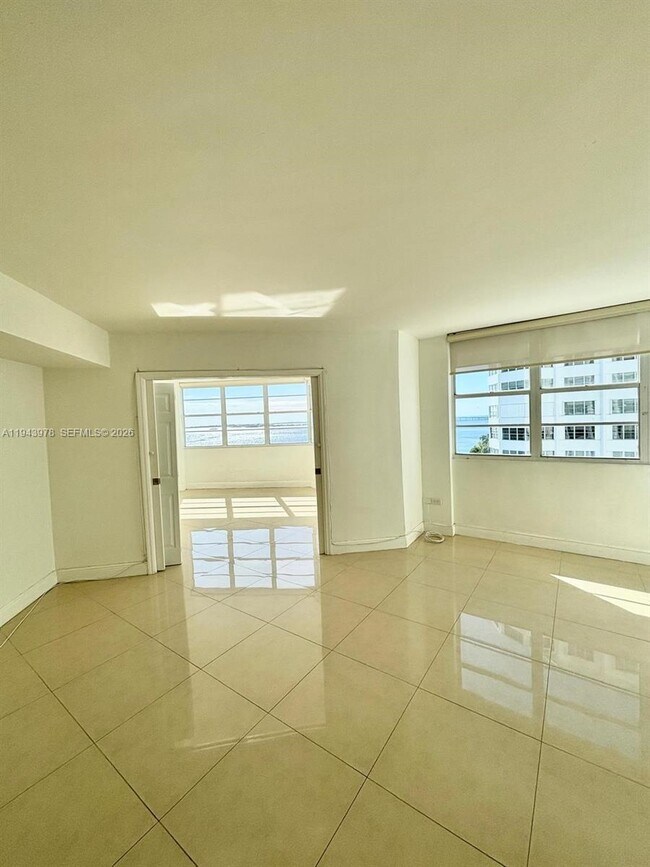 Building Photo - 801 Brickell Bay Dr