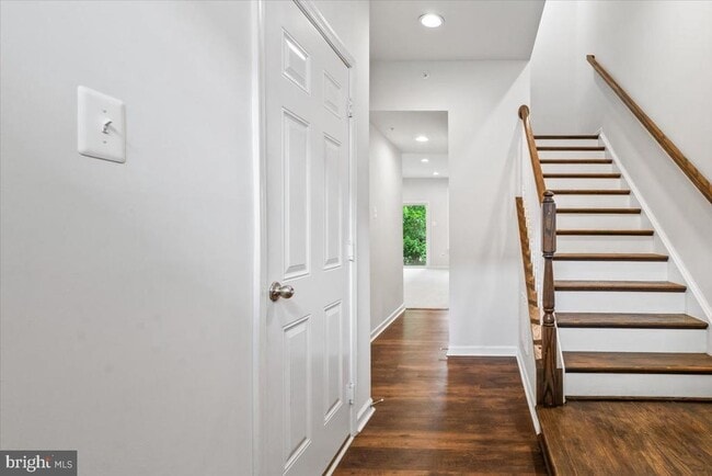 Building Photo - 309 Spring Bank Way