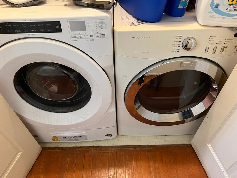 Washer/dryer in unit - 210 E Plymouth St