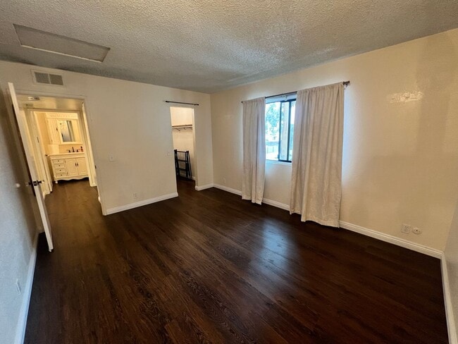 Building Photo - Large 1BR/1BA Updated End Unit (Upper Floor) Condo in Alpine Oaks