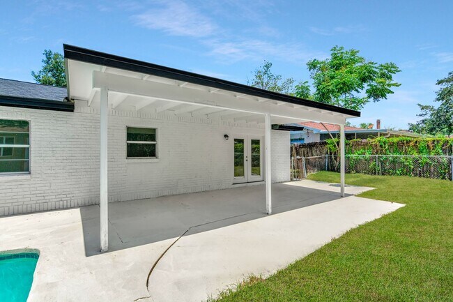 Building Photo - Remodeled Pool Home in the Heart of Brandon, FL