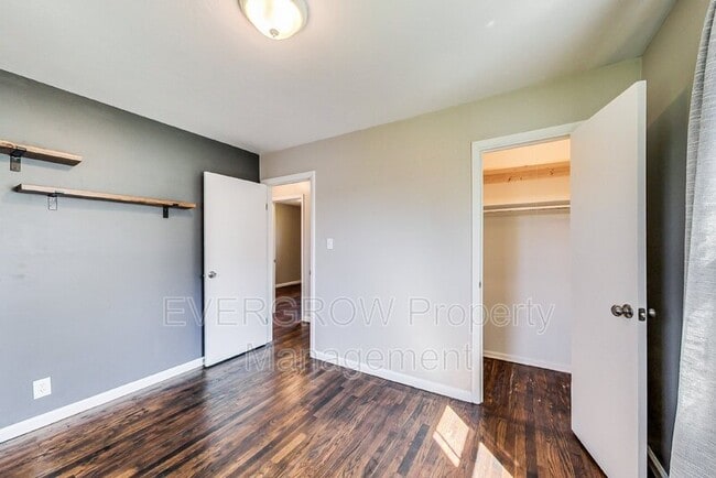 Building Photo - 1302 S Sheridan Ave