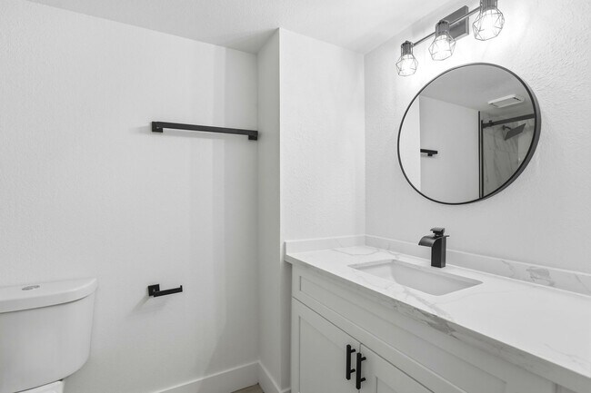 Building Photo - Beautiful 2 Bedroom Condo in China Town District