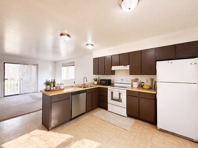 Building Photo - Cozy 2BR 1BA Home w/ Fireplace + 1 Car Garage + Fenced Yard in Sugar House