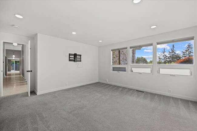 Building Photo - 9 Maple Ln