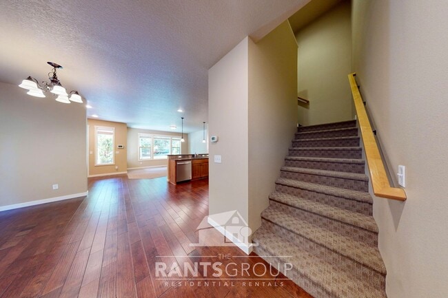 Building Photo - Beautifully upgraded townhome in a quiet L...