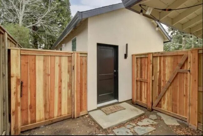 Building Photo - 4708 Marlborough Way