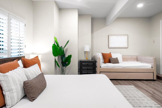 Building Photo - 5604 E Beverly Ln