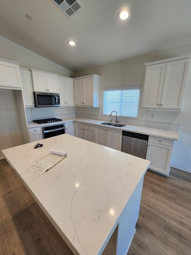 Building Photo - Newer 4 Bed / 3 bath Home MOVE-IN NOW SPECIAL!