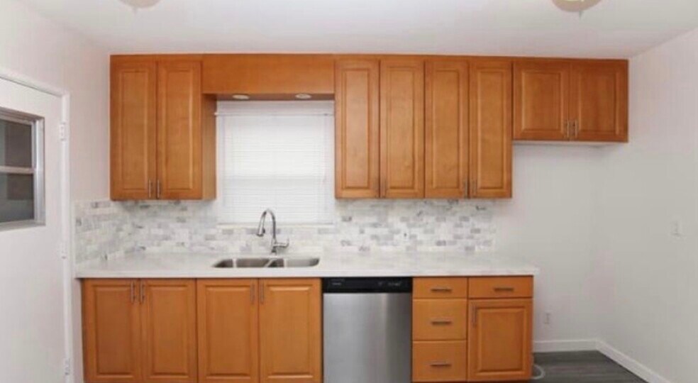 Building Photo - 10920 Mather Ave